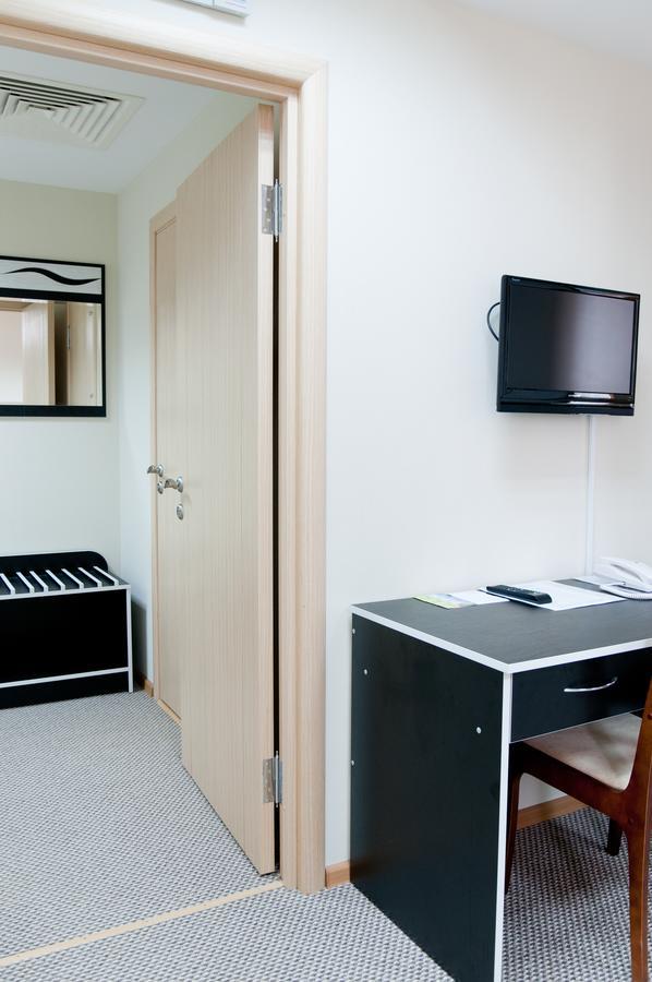 Avenue Hotel Zaslawye Ngoại thất bức ảnh
